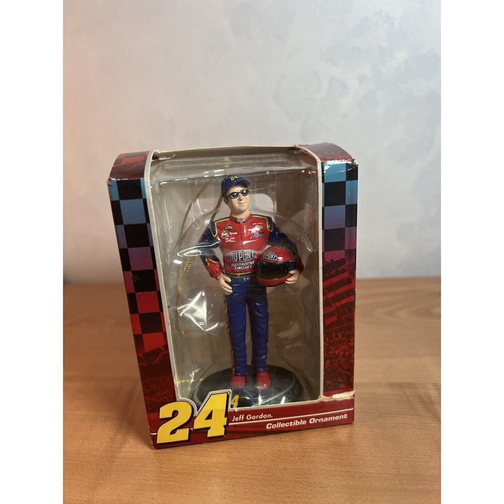 NASCAR FIGURINE ORNAMENT #24 DUPONT JEFF GORDON 2004